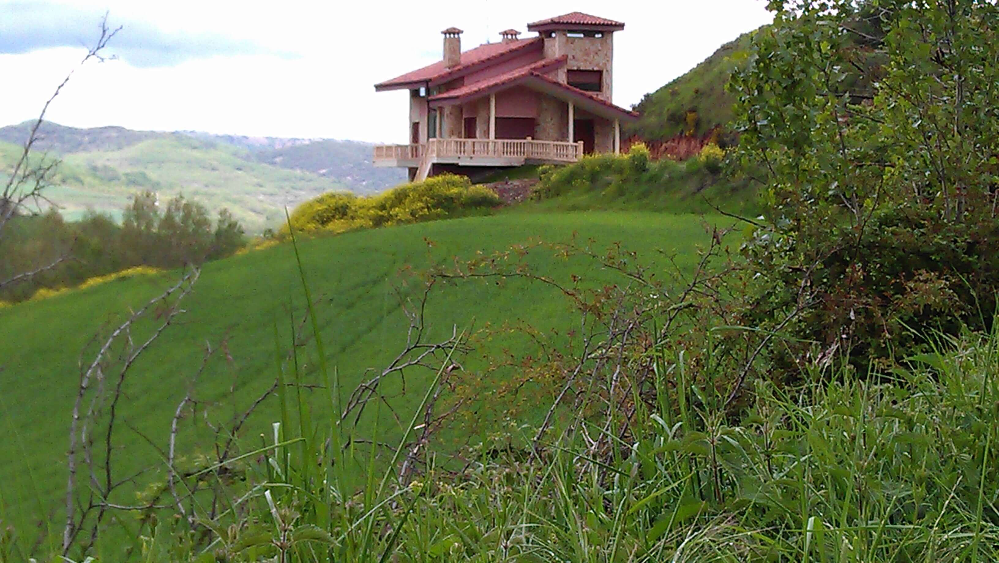 Villa Flavina desde el campo de trigo en primavera
