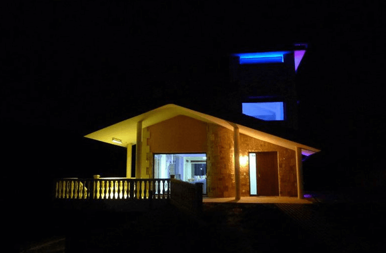 Villa Flavina iluminada de noche